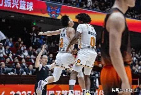 在比赛的关键阶段，双方形成胶着局面