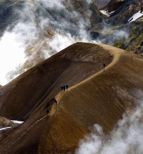 包含丹麦战胜黑山，稳居小组第一的词条