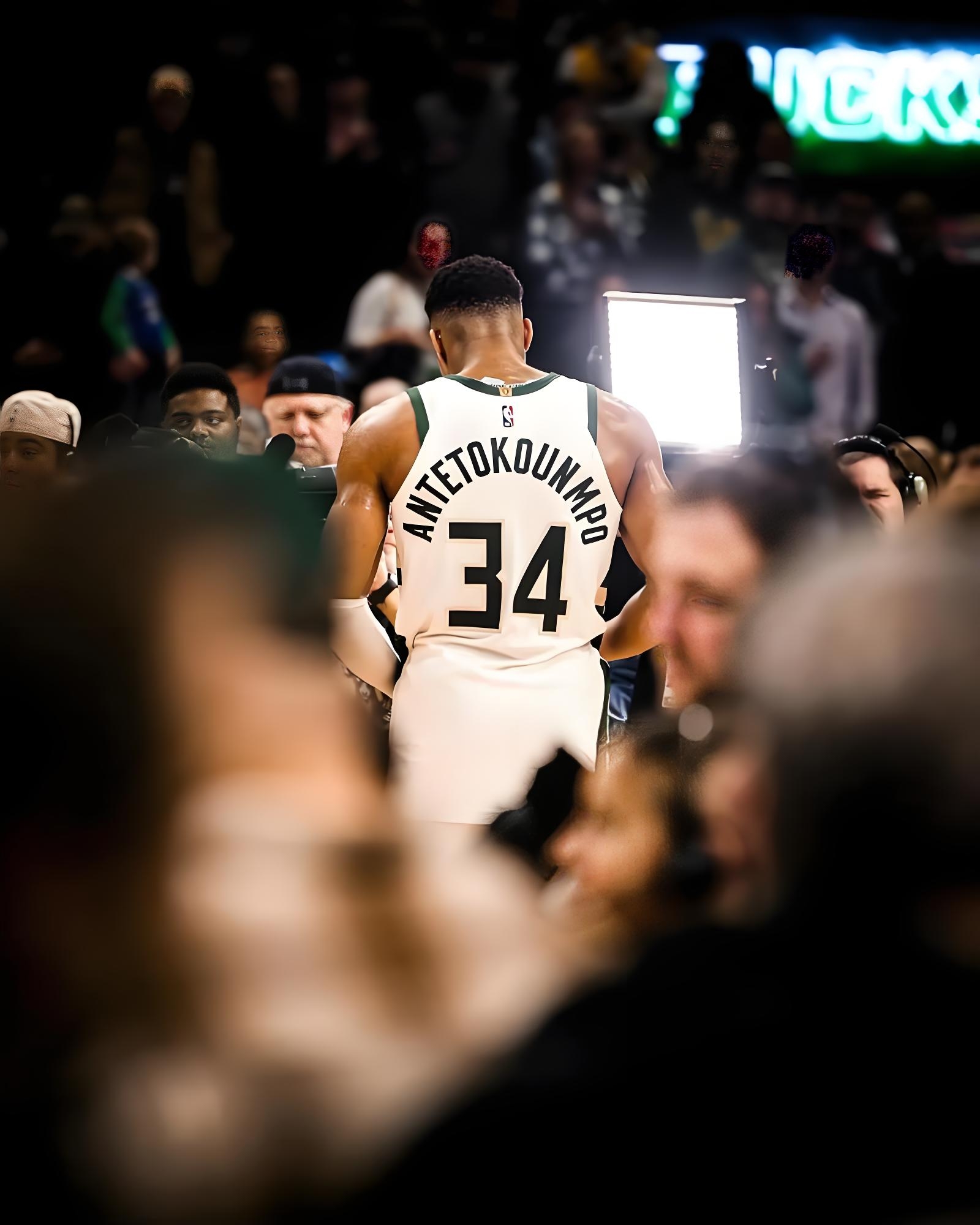 雄鹿轻取勇士，字母哥全场独得35分的简单介绍