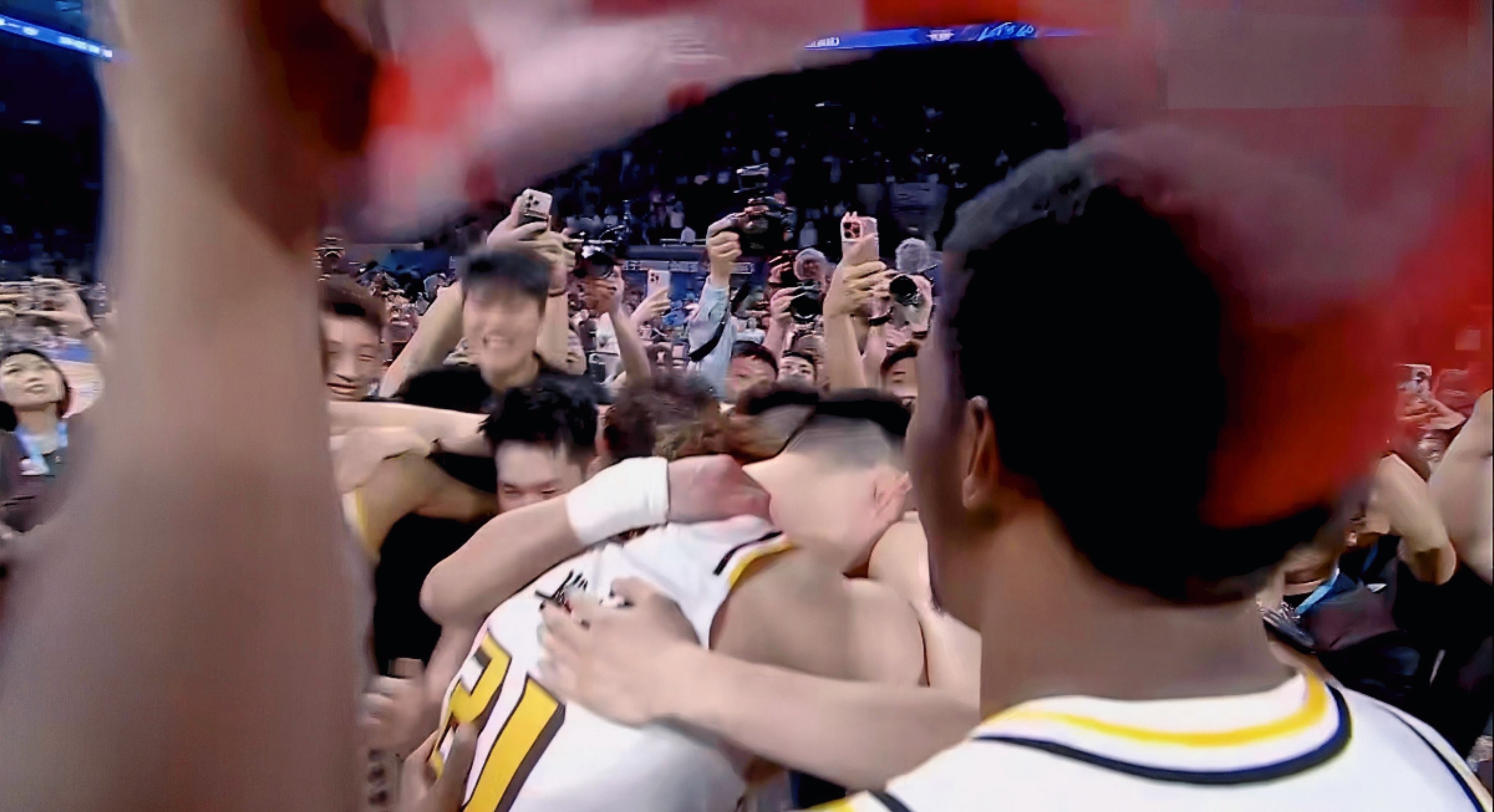 球队团结拼搏，奋勇争先赢得掌声