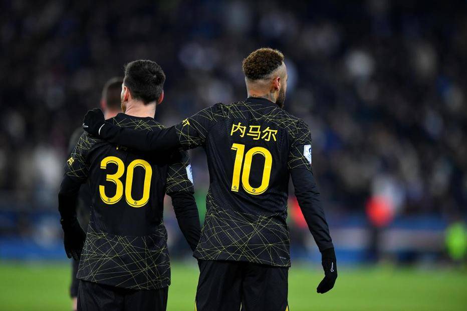 巴黎圣日耳曼客场不敌雷恩，遭遇黑色一战